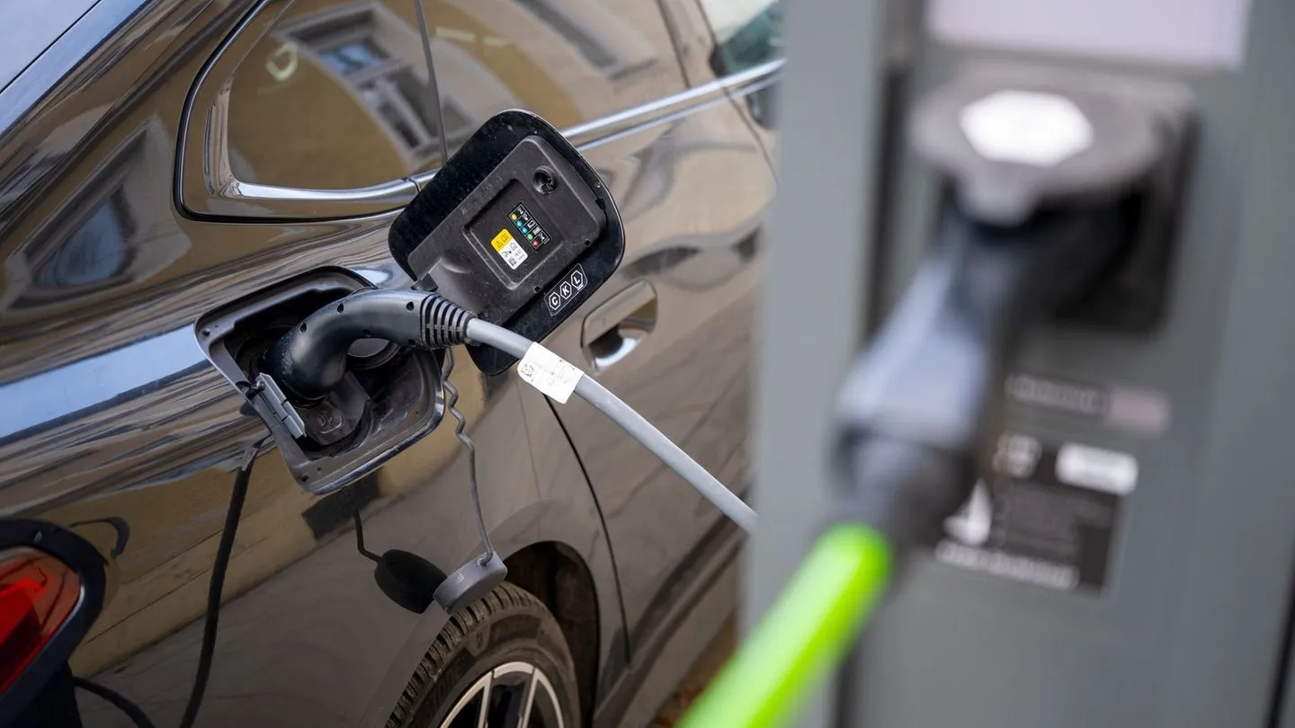 Neuzulassungen laut KBA: Boom bei Elektroautos in Deutschland hält an — Prämie treibt die Zahlen