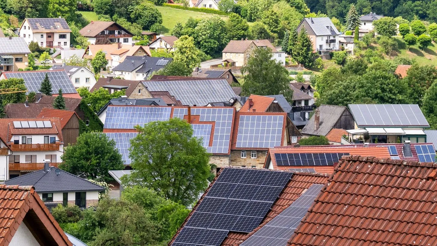 Erneuerbare Energien: Solarausbauziel 2026 erreicht — Zweifel an künftiger Politik gefährden Fortschritt