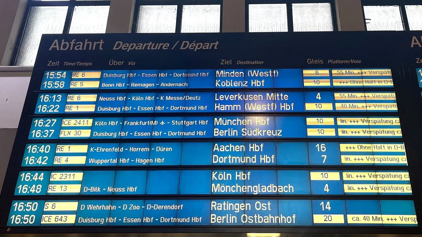 Fernverkehr der Deutschen Bahn: Wieder fast jeder zweite Fernzug im Juli verspätet — ein Zeichen für hausgemachte Probleme