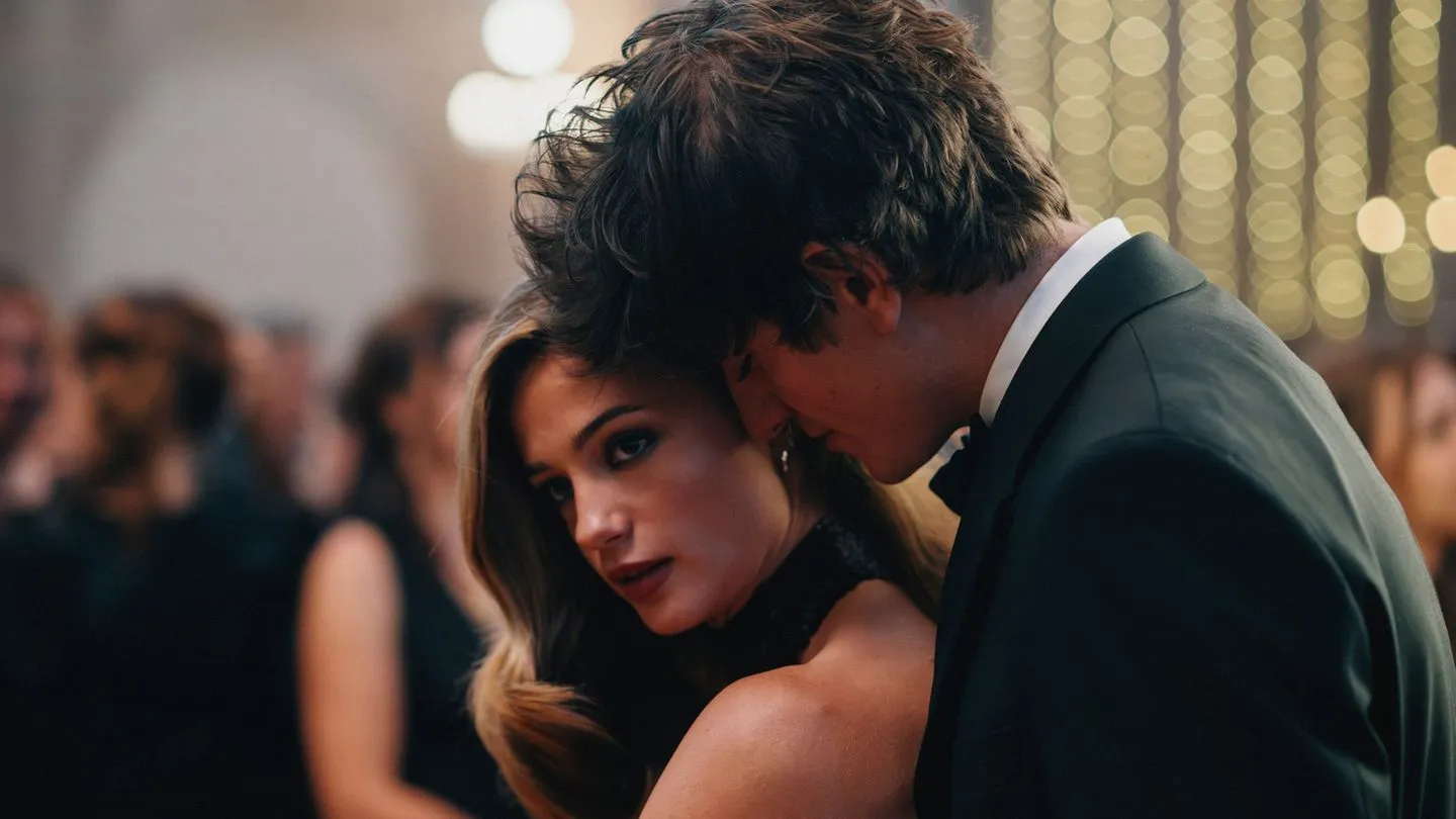 Streaming: Bleibt die Liebe auf der Rennstrecke? Das Drama „Drive“ — Wenn eine vorgetäuschte Romanze echt wird