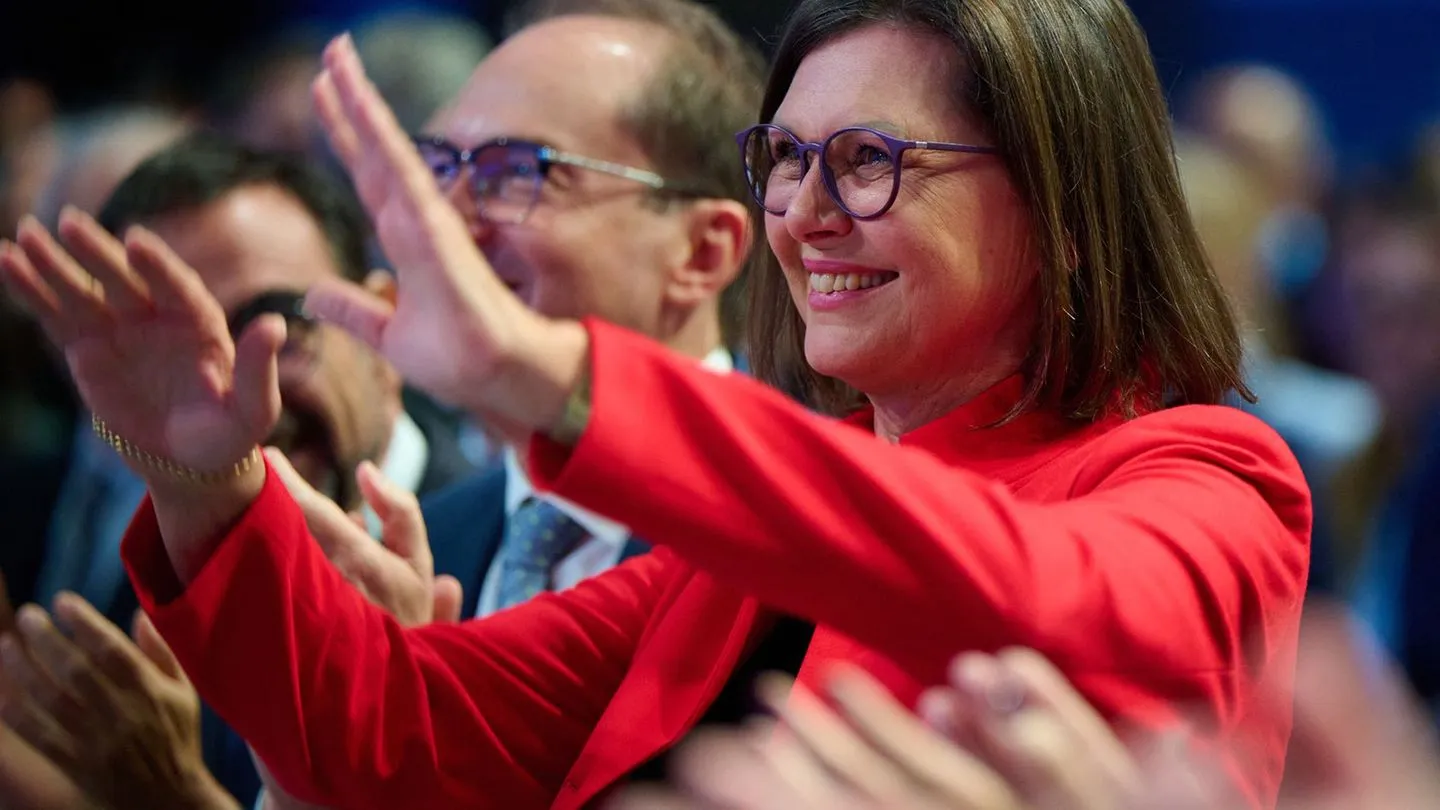 CSU-Parteitag: Küsschen für Aigner – aber Merz schweigt zur P‑Frage