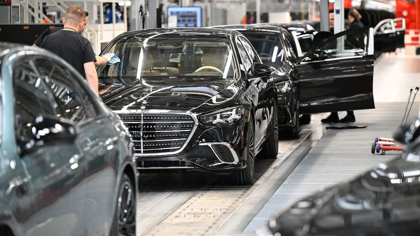 Autoindustrie: Mercedes verkauft weniger Autos — Hoffnung durch E‑Autos und engere Zusammenarbeit mit Russland