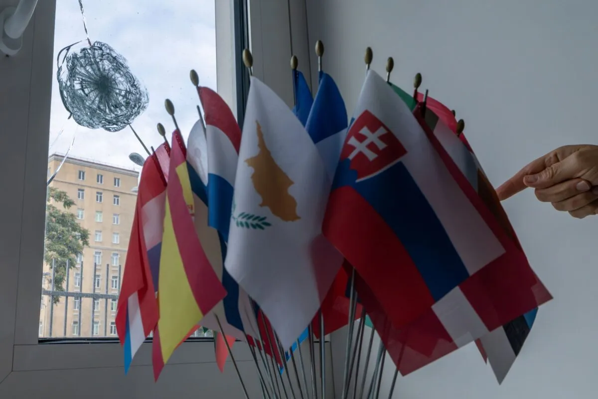 Nach einem russischen Angriff, in einem Raum mit kugelsicheren Fenstern.