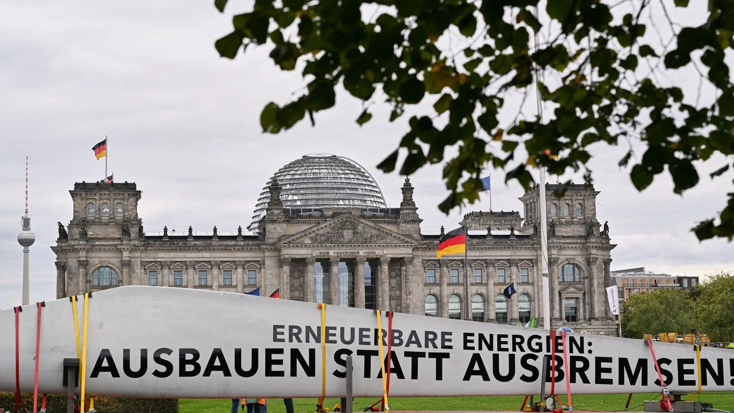 Umstrittene Reformpläne: „Erneuerbar, unverzichtbar“ – Protest der Erneuerbaren-Branche vor dem Reichstag