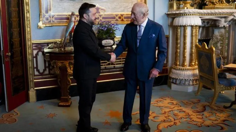 König Charles III. empfing Selenskyj im Buckingham-Palast: ein inszeniertes Besuchsmanöver?