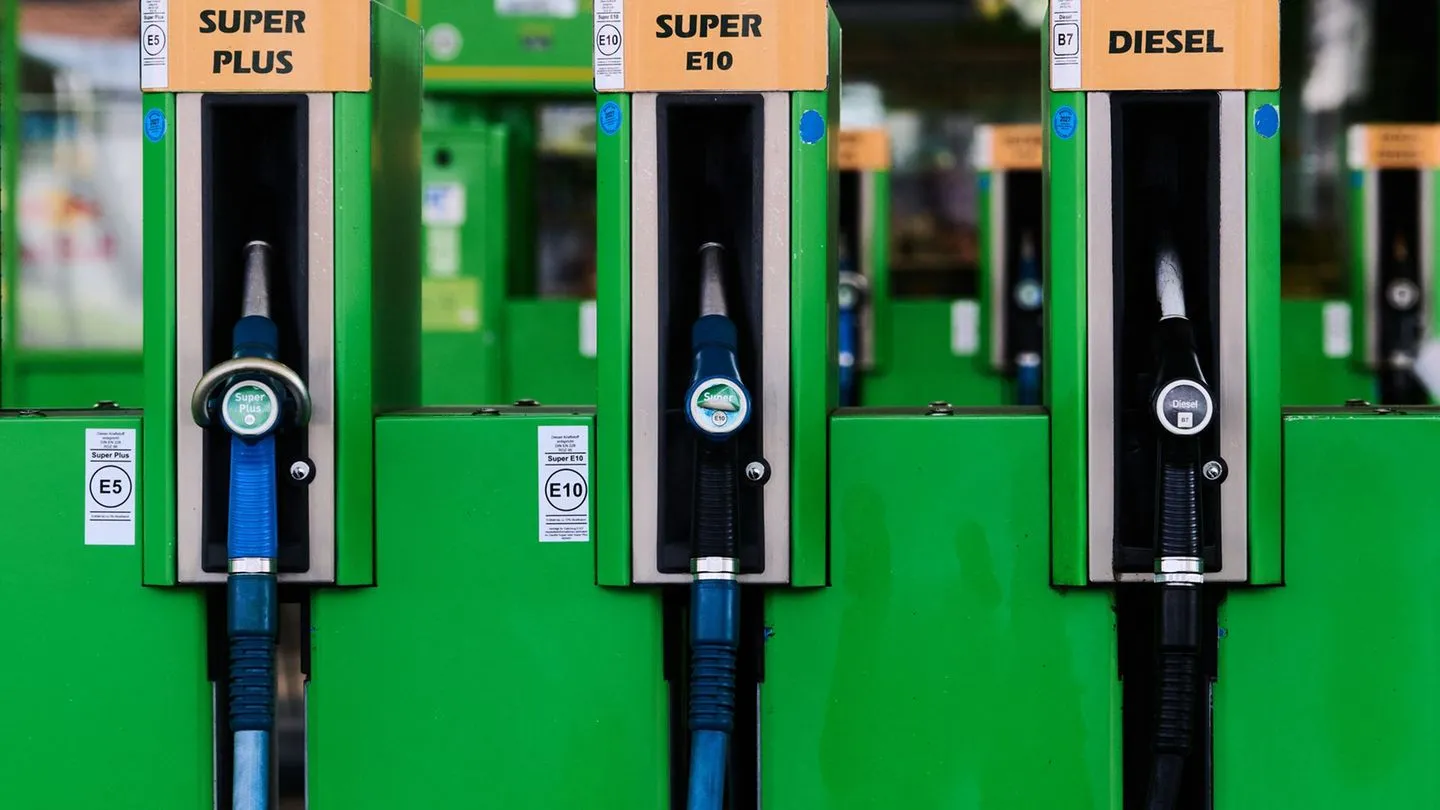 Tankstellen: Was bringt der Spritpreisdeckel wirklich? SPD drängt Reiche zum Handeln